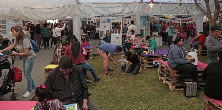 VI EDICIÓN DE LA FERIA DEL LIBRO NEUQUINA: 33% DE VISITANTES LLEGÓ DE OTRAS CIUDADES