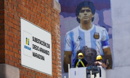 EDESUR RINDE HOMENAJE MARADONA CON UN MURAL EN UNA SUBESTACIÓN EN EL BARRIO DE LA BOCA