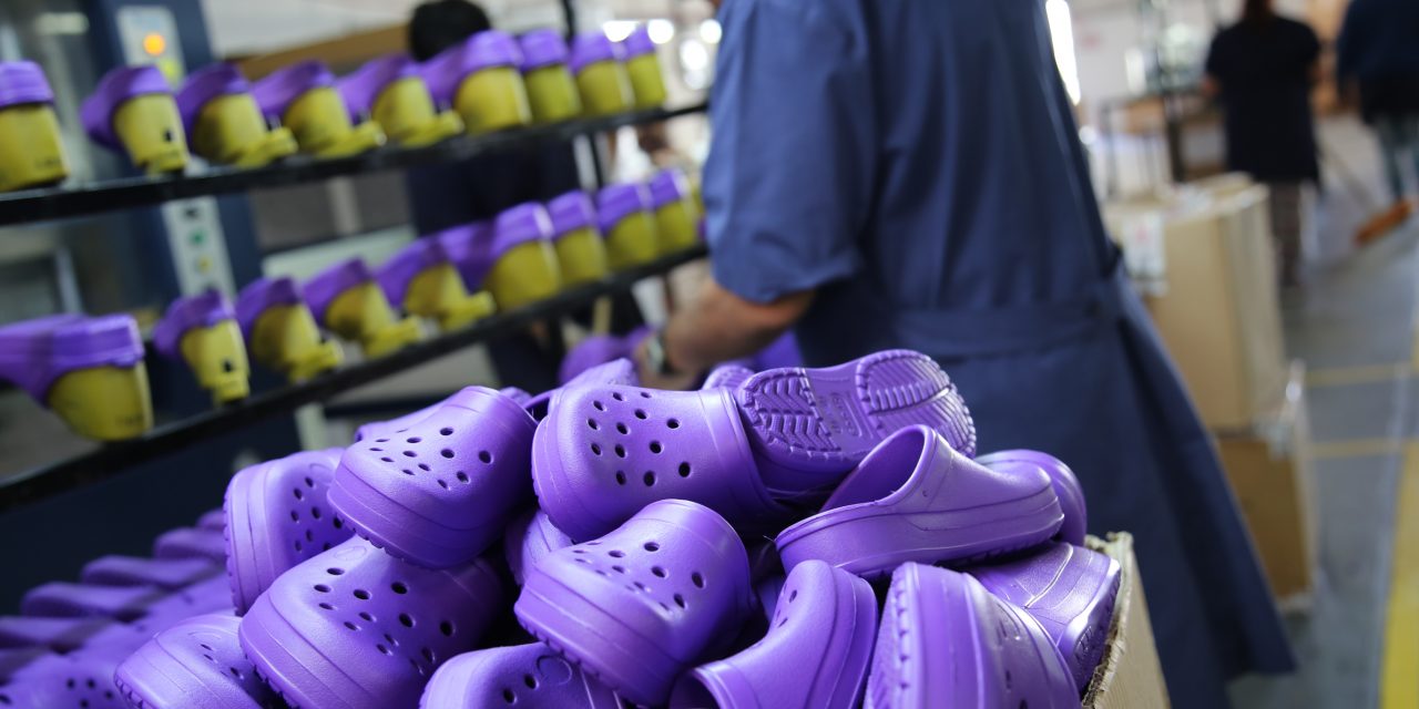 LA ESTADOUNIDENSE CROCS ELIGE A LA ARGENTINA para fabricar su calzado