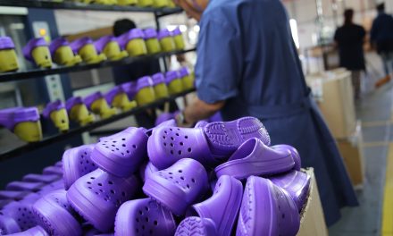 LA ESTADOUNIDENSE CROCS ELIGE A LA ARGENTINA para fabricar su calzado