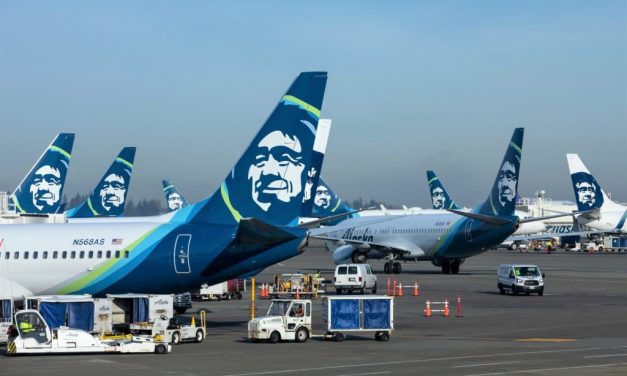 Fuerte caída de las acciones de Boeing, mientras reguladores exigen nuevas inspecciones a aeronaves MAX