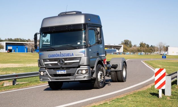 Mercedes-Benz Camiones y Buses entrega un camión escuela y renueva su compromiso con la FPT 