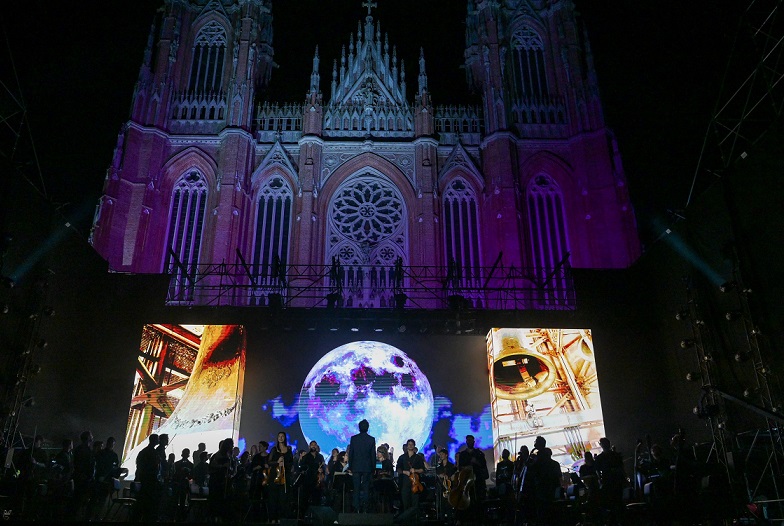 Ante una multitud, la Catedral platense recuperó su esplendor con un espectáculo sinfónico